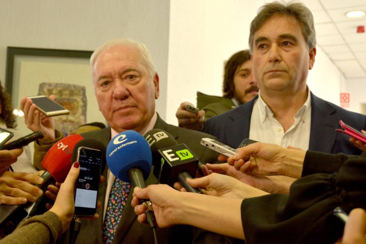 Florentino Pérez, presiente del CGE, y Manuel Cascos, presidente de Satse.